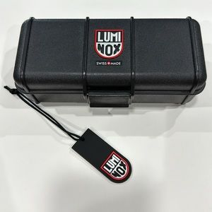 Lumi Nox Hard Case with Rubber Brand Tag